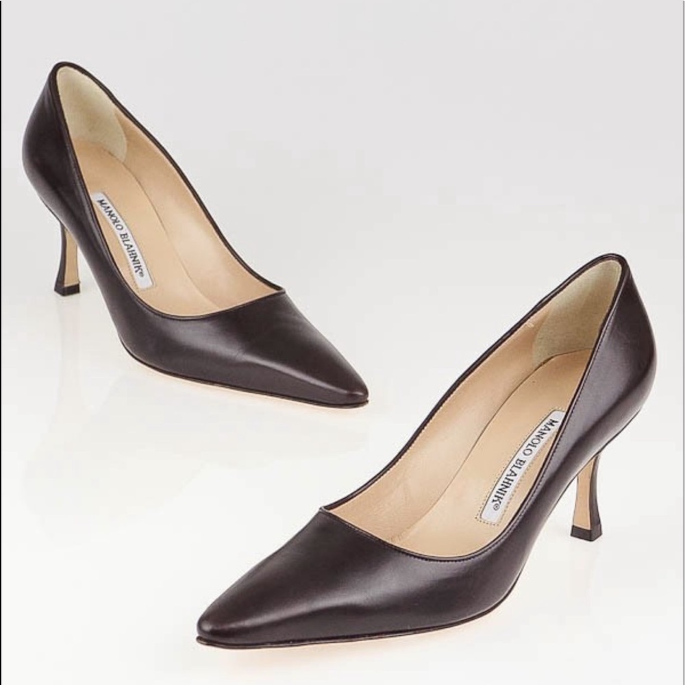 Manolo Blahnik. Dark brown leather pump